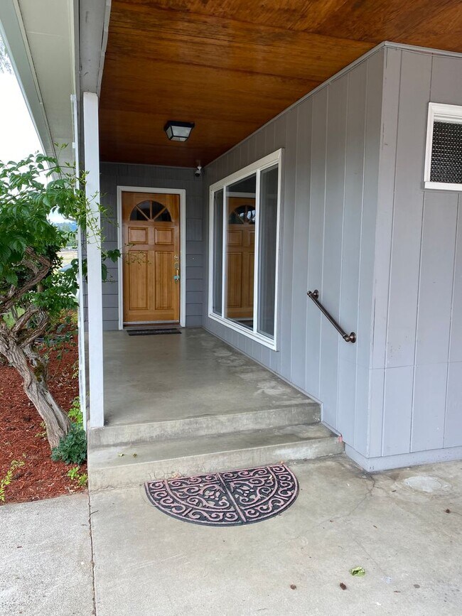 Building Photo - 3 Bedroom 1 Bath Hucrest Home