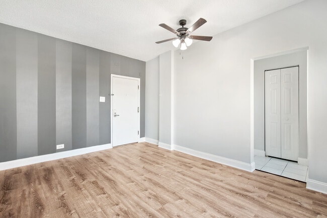 Building Photo - 4520 N Clarendon Ave