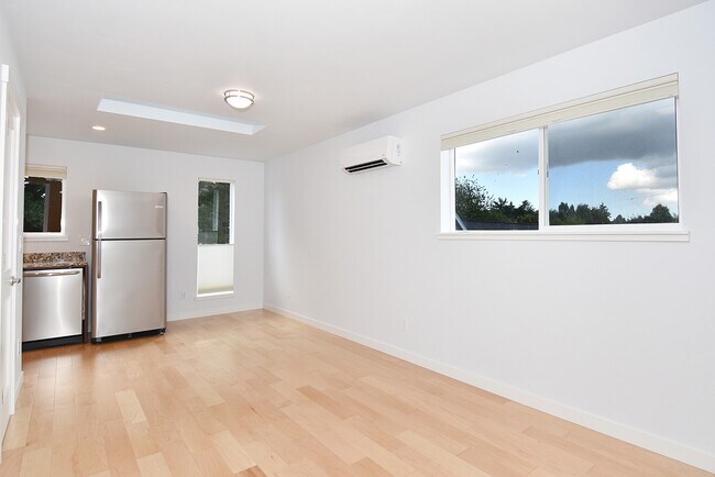 Building Photo - Beautiful Newer Construction (2019) 1 Bedroom/1 Bath ADU in Convenient Location (Central District)