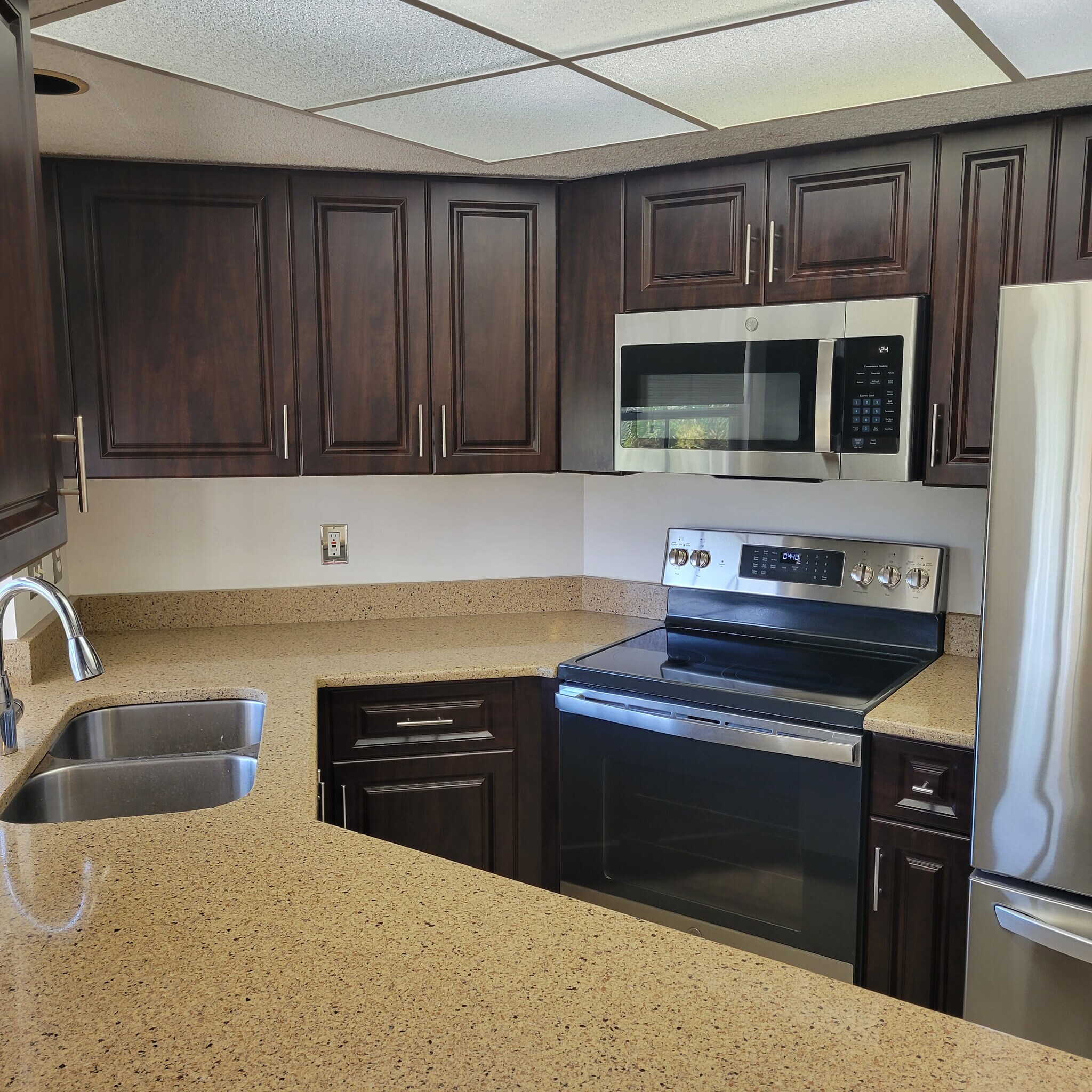 Kitchen - 481 Quail Forest Blvd