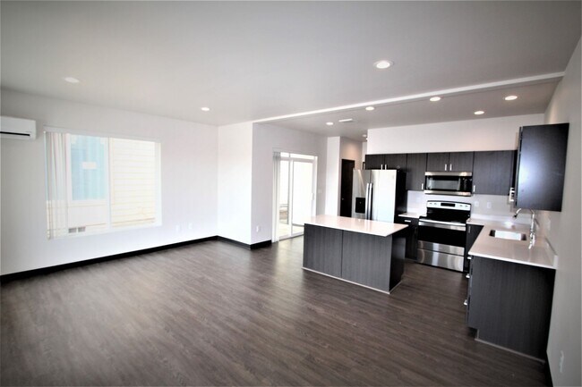 Building Photo - Modern design 3 bed, 2.5 bath duplex
