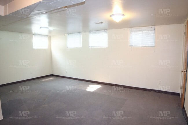 Building Photo - 640 1/2 South Meldrum