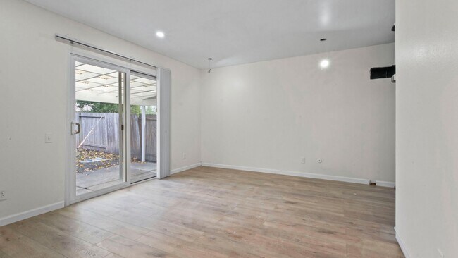 Building Photo - 493 Landsdown Cir