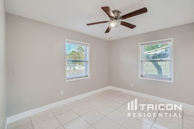 Building Photo - 7025 Fairlawn St