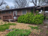 Building Photo - 3 bed 1 bath fenced in backyard!