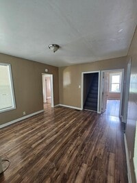 Building Photo - Large 5 bed home