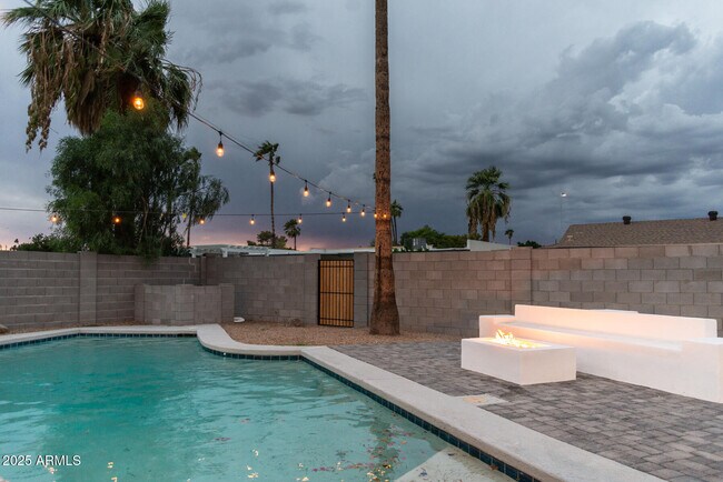 Building Photo - 2140 E Broadmor Dr