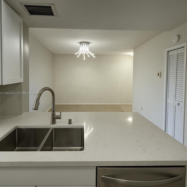 Building Photo - 9715 Fontainebleau Blvd