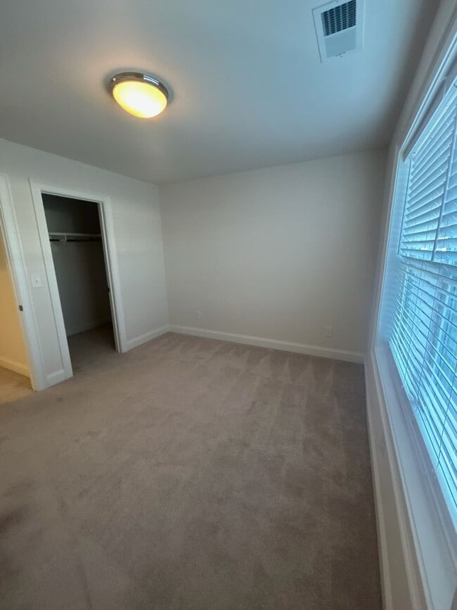 Building Photo - 3BR End-Unit in Westhaven | Main-Level Primary + Office + Bonus Room