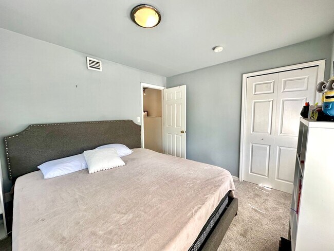 Building Photo - Simple & comfortable 2Beds/1Bath condo-liv...