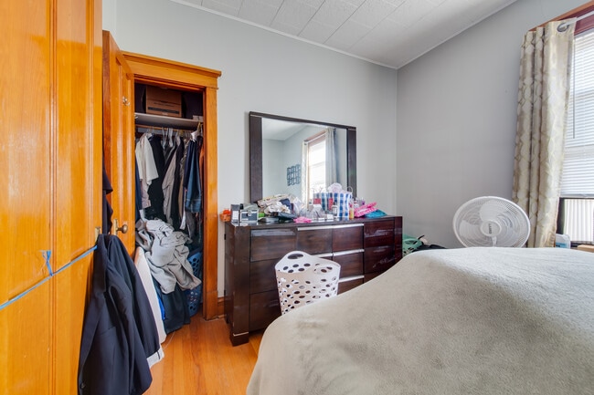 Building Photo - 5306 W Roscoe St