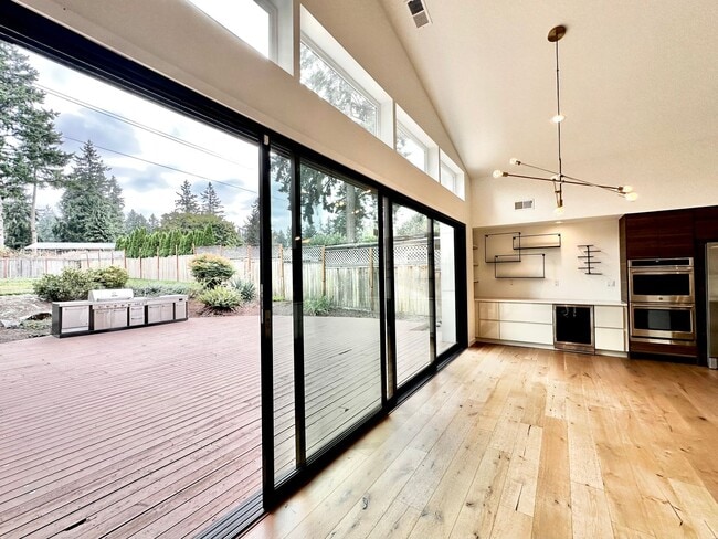 Building Photo - 6 BR / 4 BA – 4,100 SQ FT with Patio, Full...
