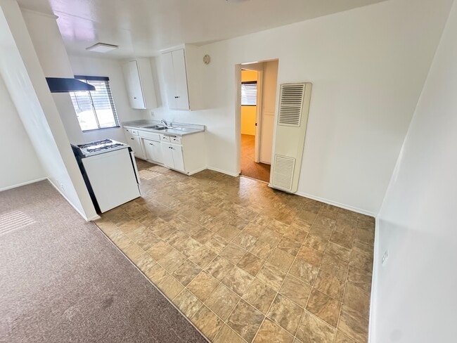 Building Photo - 1160 E Alosta Ave