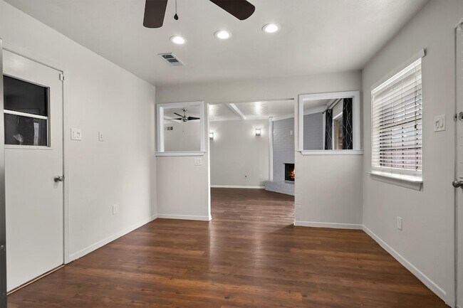 Building Photo - 2717 W Oakdale Rd