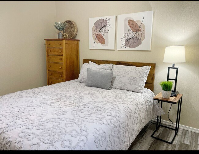 Building Photo - Fully furnished Rental Available Now