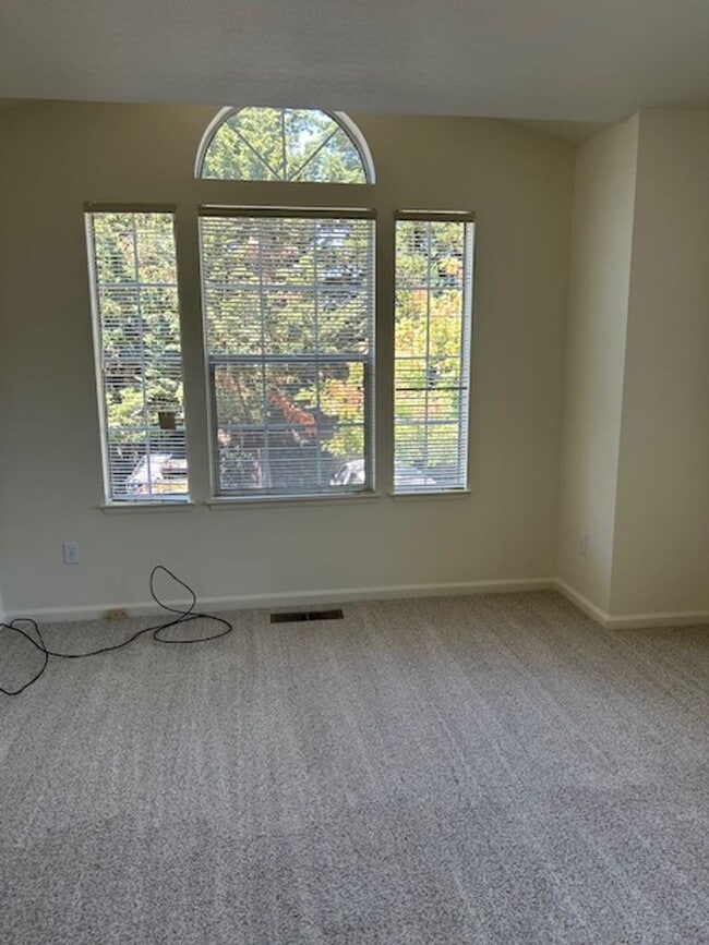 Building Photo - Beautiful 2 Bedroom Townhome Available Now!