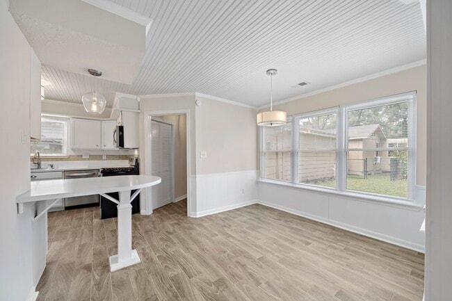 Building Photo - 6302 Hickorycrest Dr