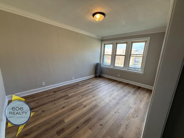 Building Photo - 4919 W Berteau Ave