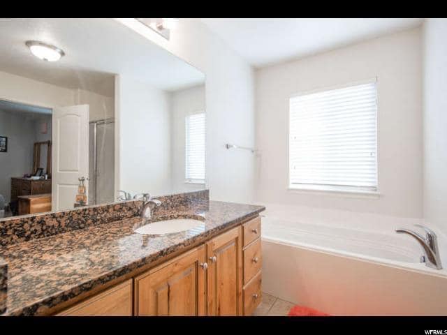 Building Photo - Lovely Townhome Conveniently Located Near ...