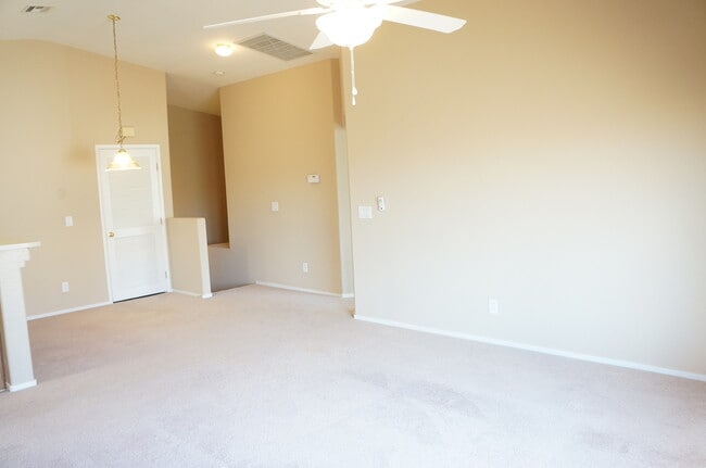 Building Photo - WONDERFUL 2 BEDROOM TOWNHOUSE IN GATED COM...
