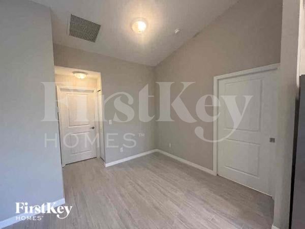 Building Photo - 402 SW 31st Ave