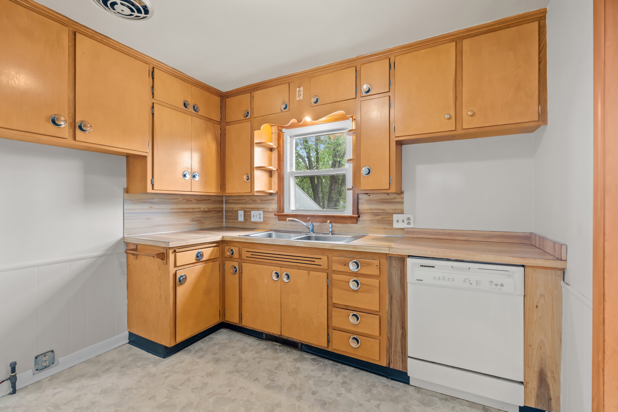 Building Photo - 2024 Southmoor Dr