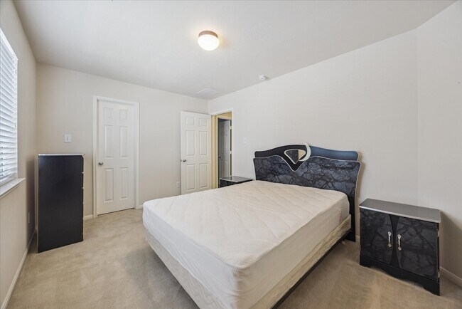 Building Photo - 6538 Wilshire Fern
