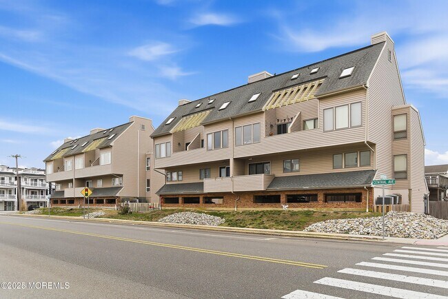 Building Photo - 132 Sampson Ave