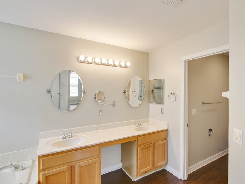 Building Photo - 16329 Coopers Hawk Ave