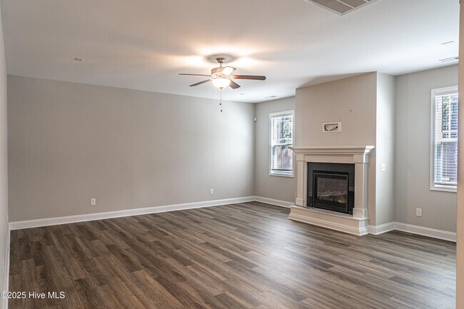 Building Photo - 412 Palisades Dr