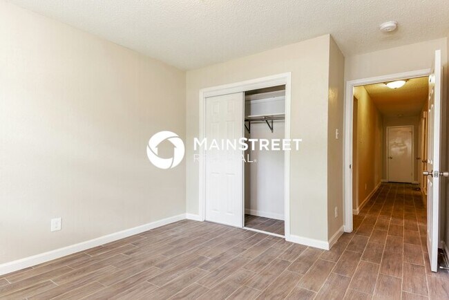 Building Photo - 3 Bedroom Pet-Friendly Home in DALLAS, TX with Main Street Renewal