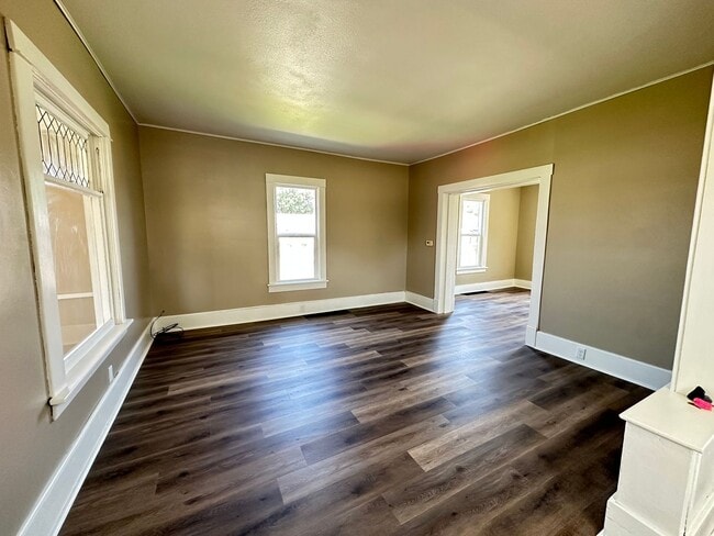 Building Photo - Charming 3 bedroom house $1125