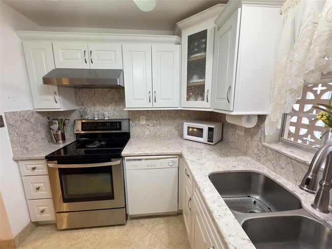 Building Photo - 4525 NW 3rd Ct