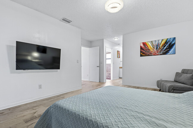 Building Photo - 5887 Fox Hollow Dr