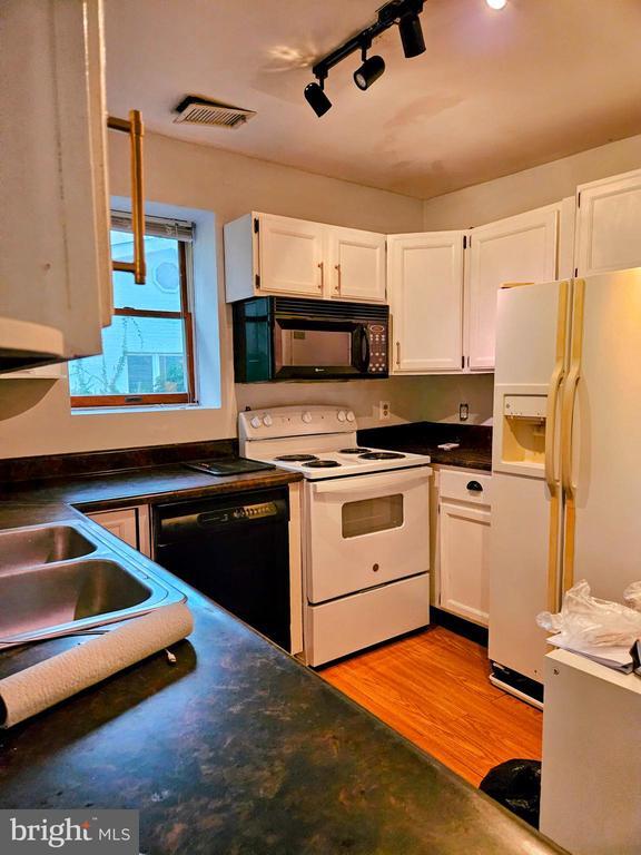 Building Photo - 355 Sturtons Ln