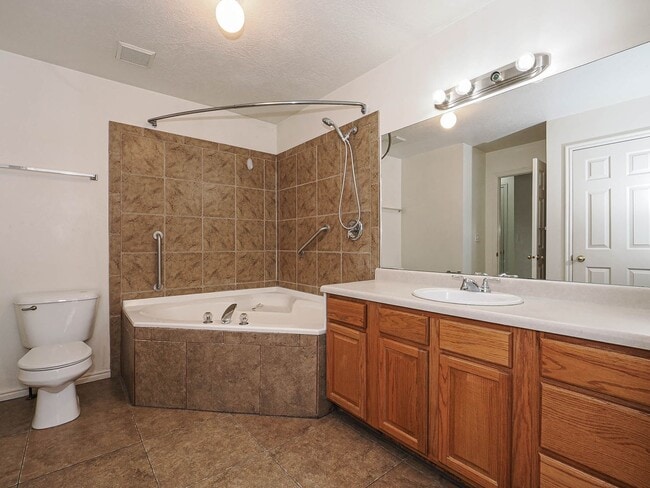 Building Photo - 2 Bedroom, 2 Bathroom Home