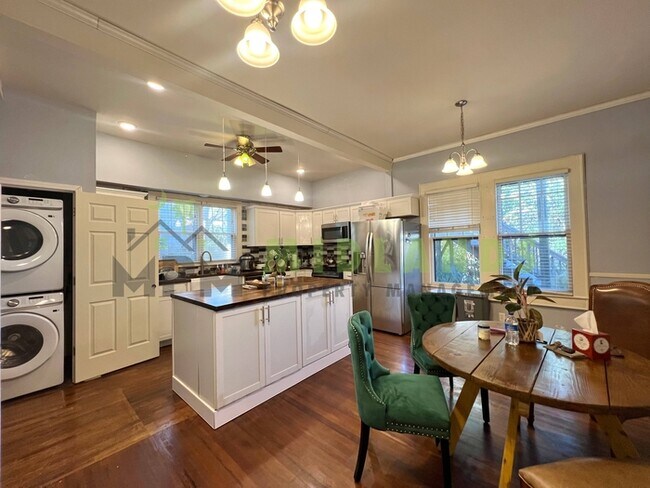 Building Photo - 2417B Clark Street