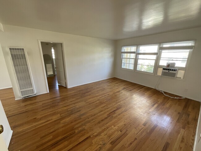 Building Photo - 2471 Silver Lake Blvd