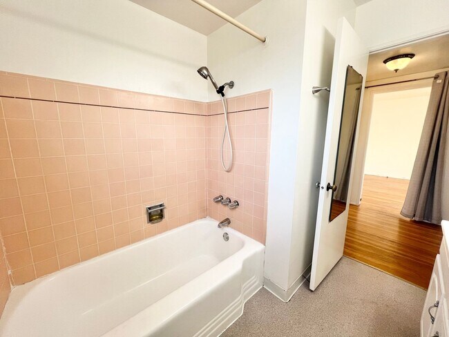 Building Photo - Beachside Studio Apartment l Garage includ...