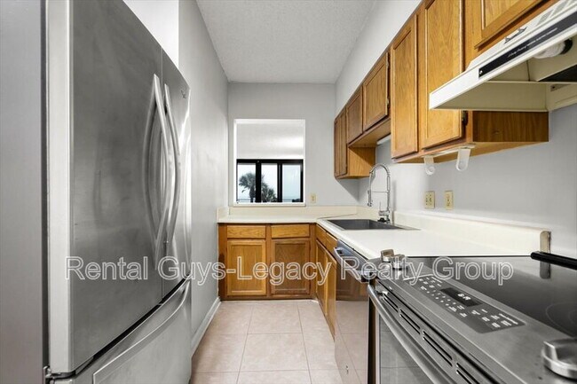 Building Photo - 601 1st St S