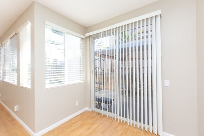 Building Photo - 3 bed, 2.5 bath DETACHED home in SCRIPPS RANCH