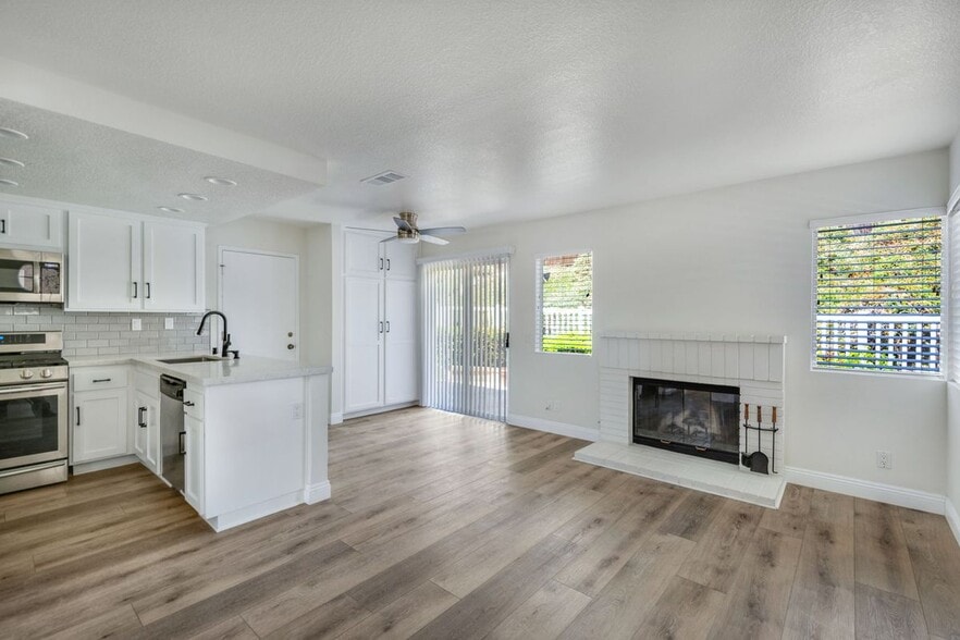 Building Photo - 24351 Kings View