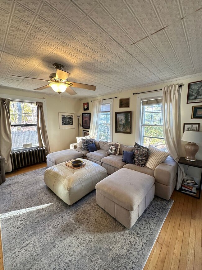 Building Photo - 19 Oak St