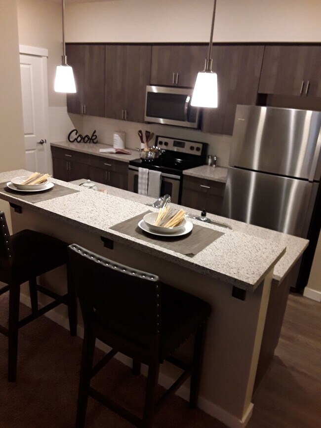 Building Photo - 2 bedroom 1 Bath top floor!  Move in 5/17/...