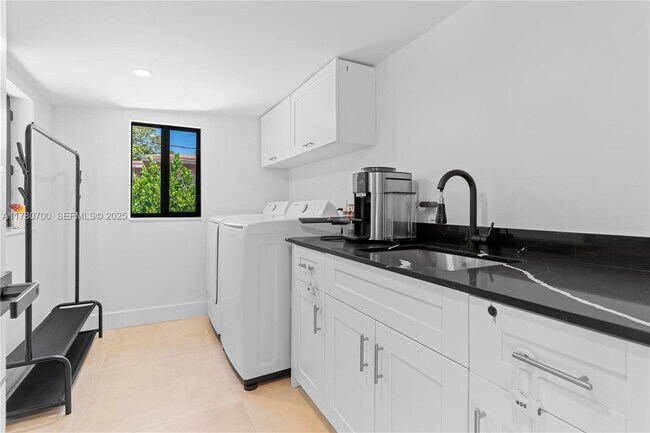 Building Photo - 281 NE 48th Terrace