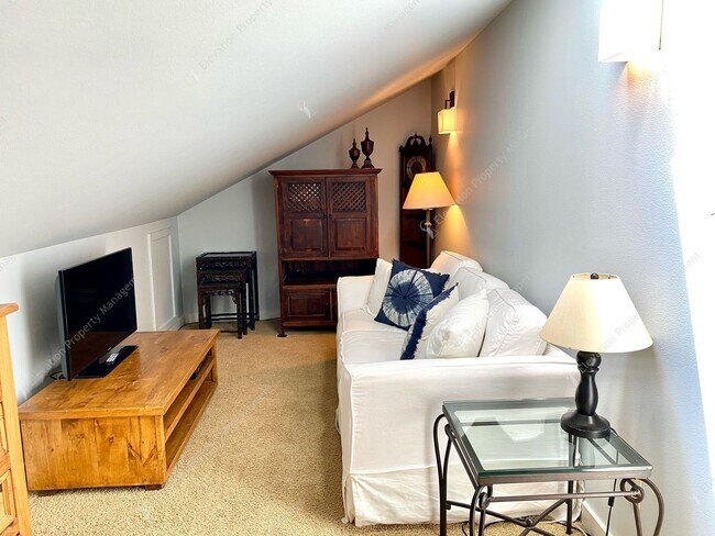 Building Photo - Stunning High-End Home on the 17th Hole at...