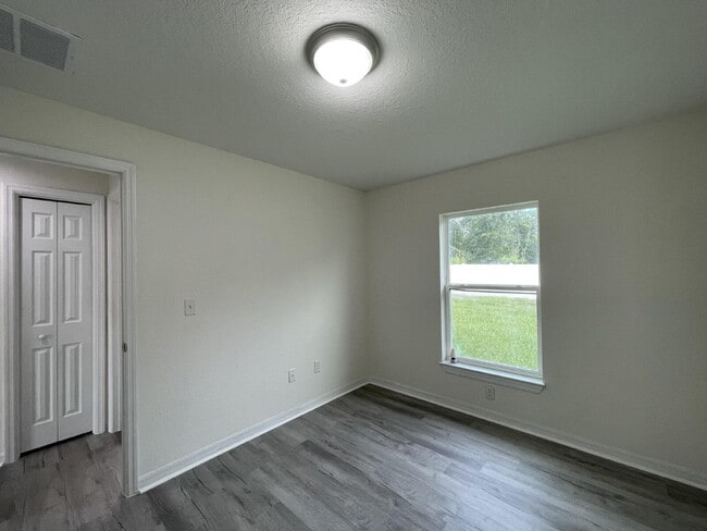 Building Photo - Move-In Ready! Beautiful 3BR/2BA with New Flooring & Fresh Paint