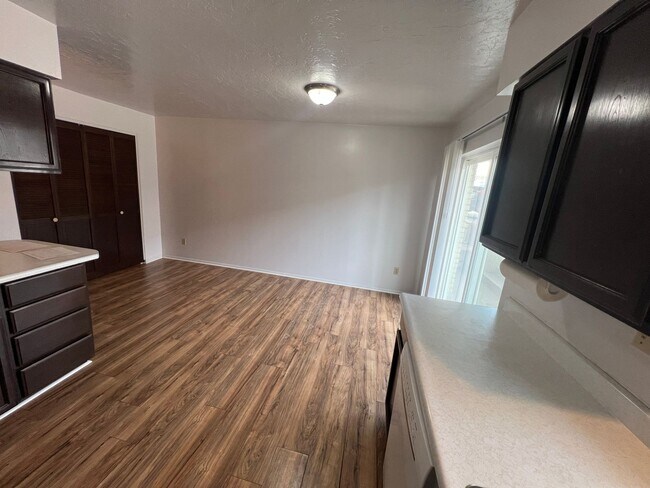 Building Photo - Union Park Apartment- Pics Coming Soon!