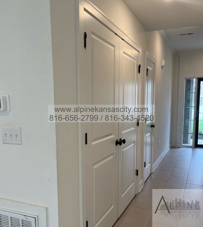 Building Photo - Beautiful Parkville Town Home Coming Soon!