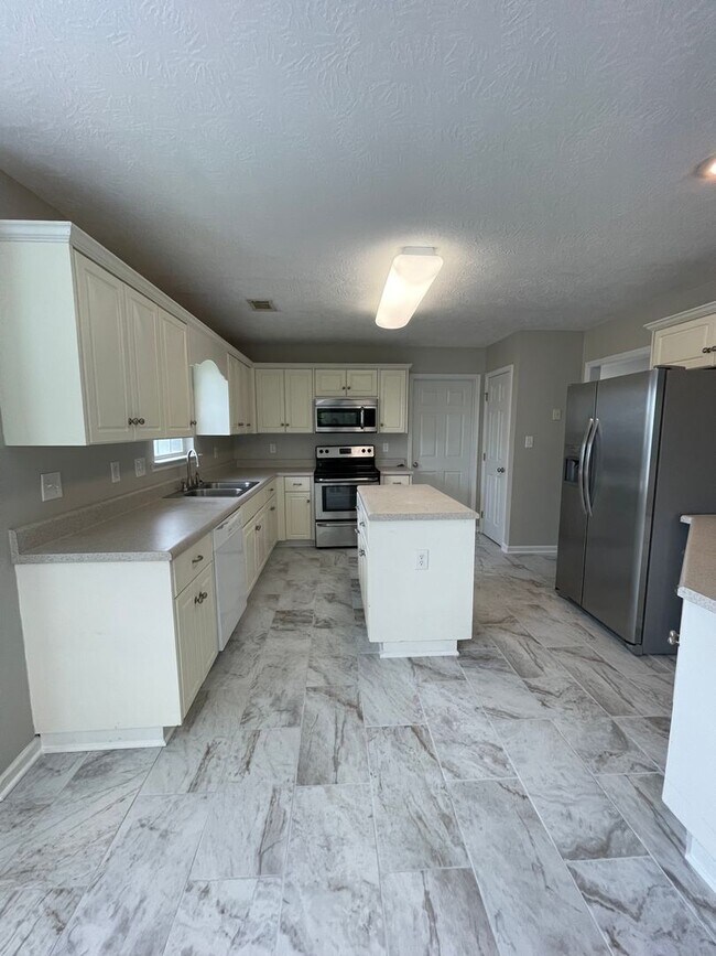 Building Photo - 2068 Lake Forest Dr